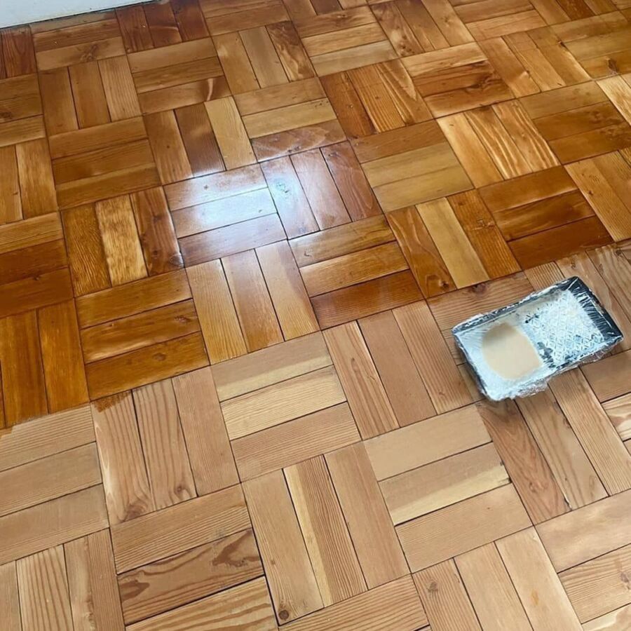 Application de colle parquet