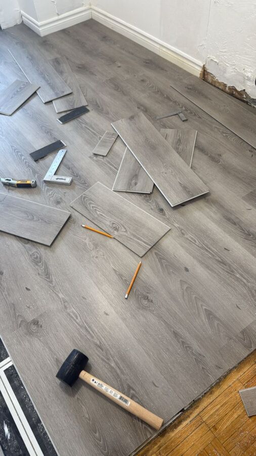 Application de colle parquet